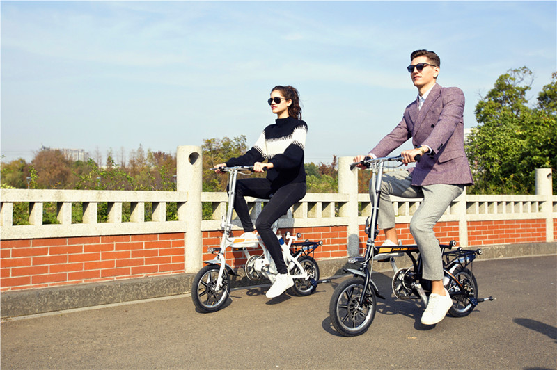 Airwheel R3 electric assist bike