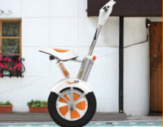 Among all the gifts she had thought of, she finally made up her mind to buy an Airwheel electric scooter which she considered to be the most desirable.