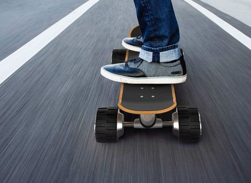 Airwheel electric skateboard M3, with SONY lithium battery and intelligent chips, is rated as a desirable daily commuting vehicle.