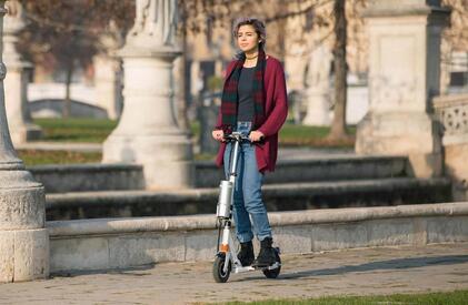 Travel with Airwheel electric scooter Z3, people will find travelling is an enjoyable and simple thing.