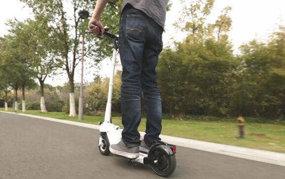 Like other members in Airwheel, Z5 is powered by electricity, emitting no pollutants to the environment. 