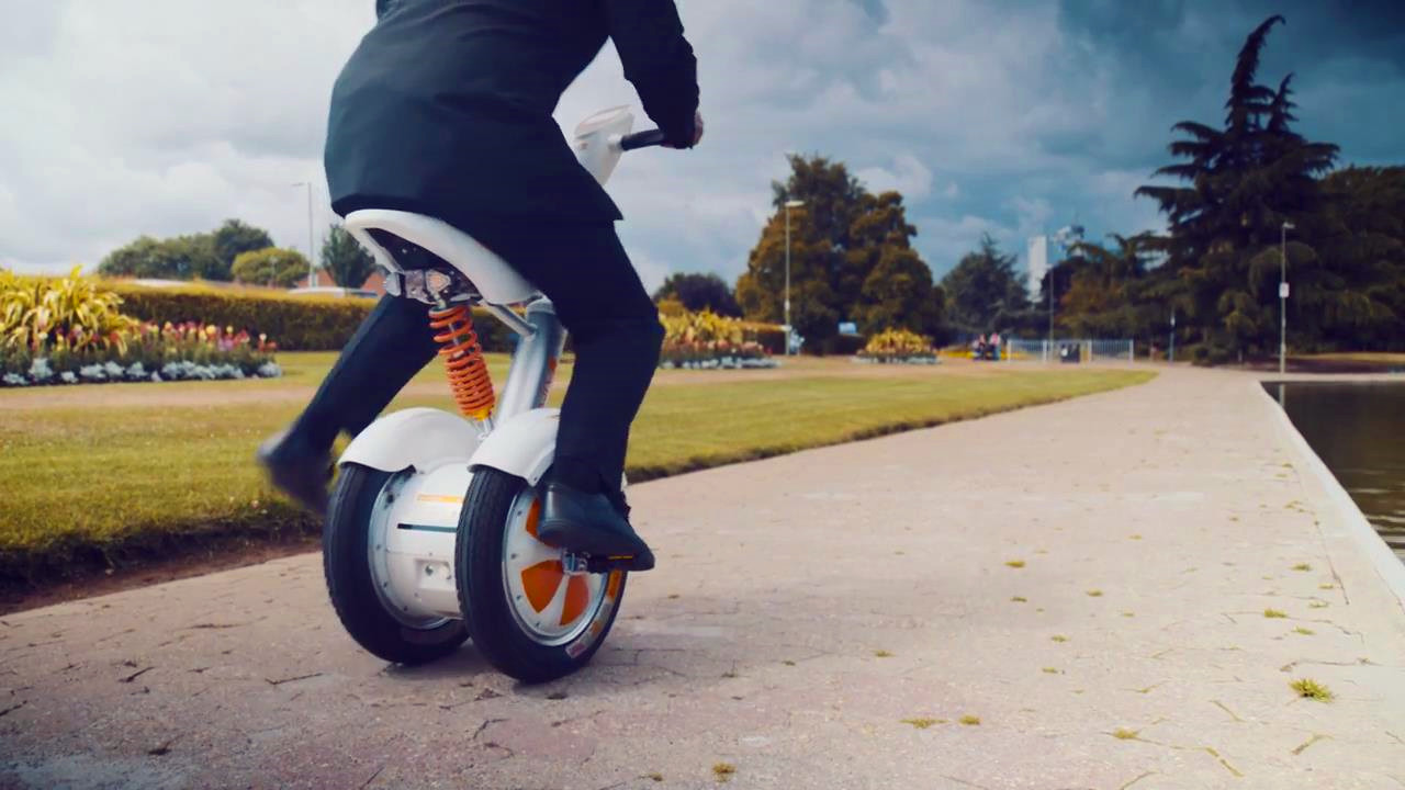 Therefore, the electronic brake of Airwheel A3 sitting-posture electric scooter is much easy-to-use. 