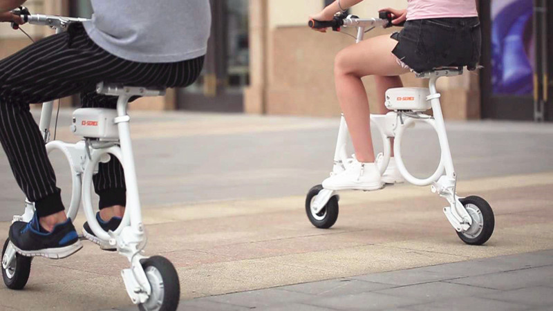Small and flexible, you can travel freely with Airwheel E3 on the road or in the alley.