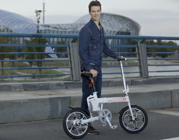 Airwheel R5 electric moped bike is born to satisfy these people.
