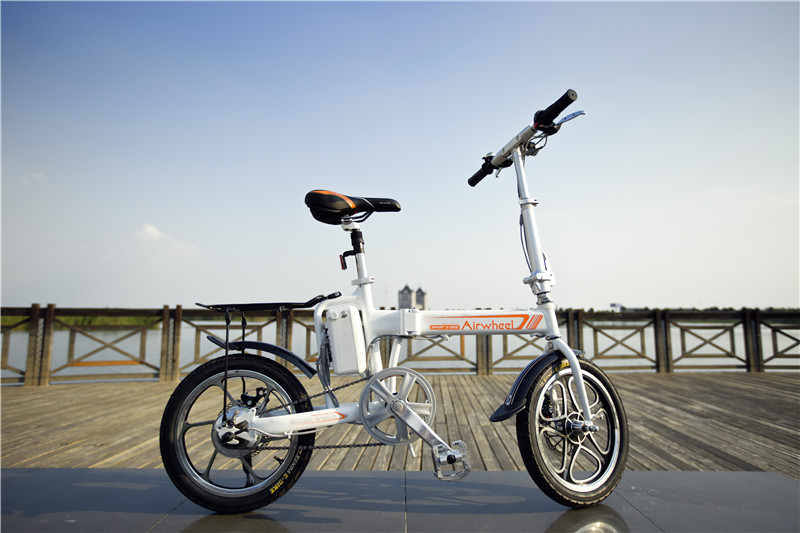 From the perspective of safety, Airwheel R5 electric aided-bicycle is outfitted with headlight for ride at night. 