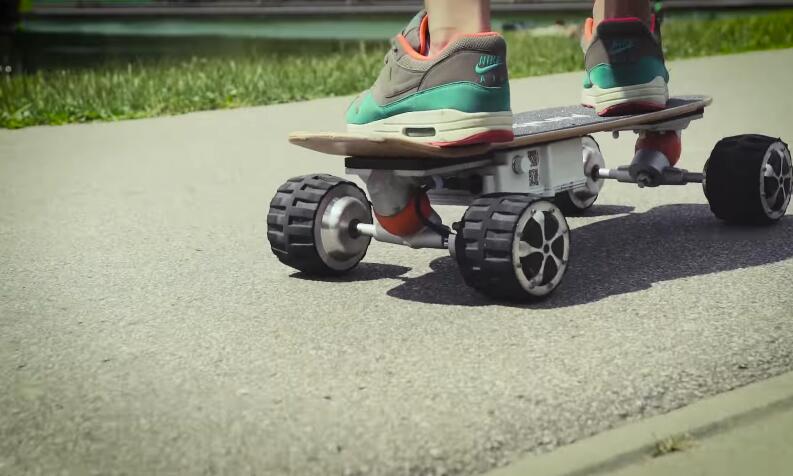 It is believed that teenagers will get along well with Airwheel M3 electric skateboard.