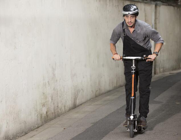 Airwheel Z5 is more portable than the traditional electricity-assisted scooter. 