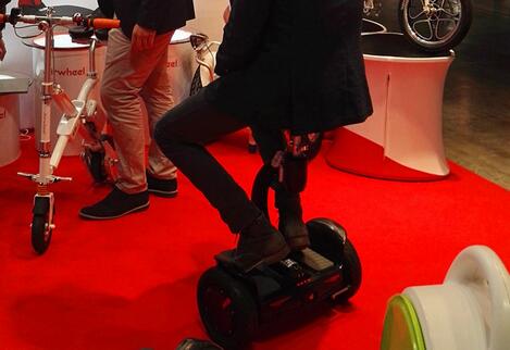The 10 inch wheel mounted on Airwheel S8 double-wheels electric scooter and lower centre of gravity enables a safe riding process.