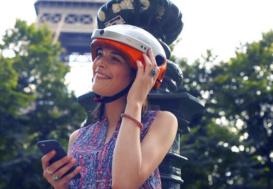The very first impression of Airwheel C5 smart helmet is to protect the head. 