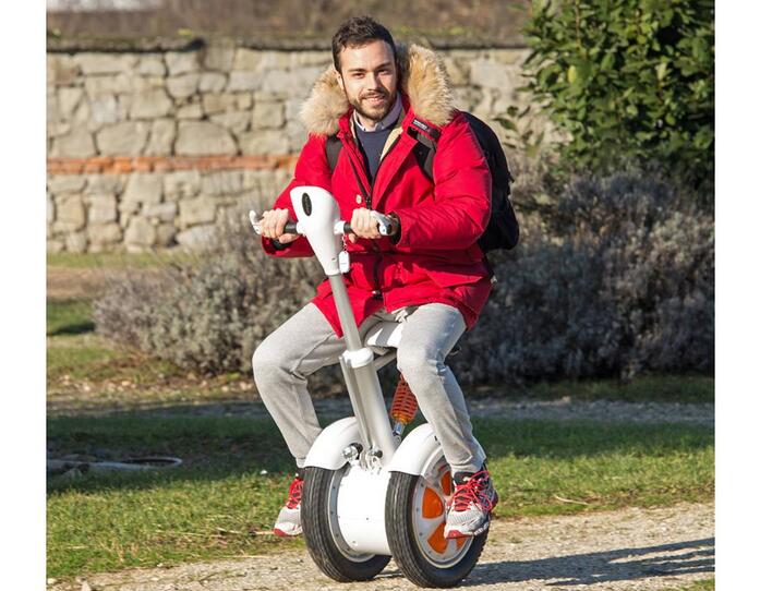 Self-balancing electric scooters have become popular products in the recent years, as the environment is seriously polluted and traffic is heavier and heavier. 