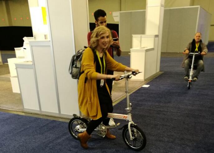  Getting a ride on the Airwheel intelligent scooter, people will feel like a hero in the life.